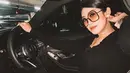Elizabeth Caroline Mendeng atau akrab disapa Oline Mendeng, aktris sekaligus pembawa acara yang kariernya meroket karena bintang sitkom OB. Ya, Oline memerankan karakter Susi sebagai OB. Biasa terlihat sebagai OB, nyatanya gaya Oline di kehidupan nyata sangat berbeda karena kerap tampil glamor. (Liputan6.com/IG/olinemendeng)