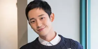 Saat ini mata publik sedang tertuju pada Jung Hae In. Tak hanya wajahnya yang tampan, tapi kemampuan aktingnya juga membuat publik menjadi jatuh cinta dengan aktor kelahiran 1 April 1988 itu. (Foto: instagram.com/holyhaein)