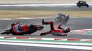 Pembalap Pramac Racing, Francesco Bagnaia, terjatuh saat balapan MotoGP Emilia Romagna di Sirkuit Misano, Italia, Minggu (20/9/2020). Bagnaia yang sempat memimpin balapan gagal menjadi juara setelah terjatuh pada lap ke-21. (AP/Antonio Calanni)