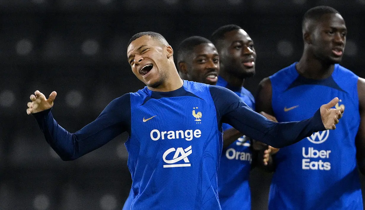 Sesekali Kylian Mbappe tampak bercanda dengan rekannya di sela-sela sesi latihan. (AFP/Franck Fife)