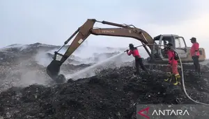 30 Pasukan Manggala Agni Dikerahkan Tangani Kebakaran TPA Jatiwaringin
