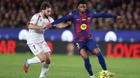 Bek Barcelona, Alejandro Balde, turut berkontribusi membantu timnya meraih kemenangan 2-0 atas Osasuna pada laga pekan ke-16 La Liga di Camp Nou, Minggu (14/12/2025) dini hari WIB. (AFP/Josep LAGO)