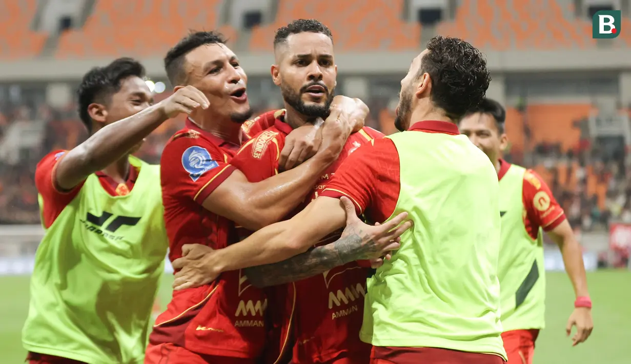 Para pemain Persija Jakarta merayakan gol penentu kemenangan atas PSM Makassar pada pekan ke-22 BRI Super League 2025/2026 yang digelar di Jakarta International Stadium, Jumat (20/2) malam WIB. (Bola.com/Abdul Aziz)