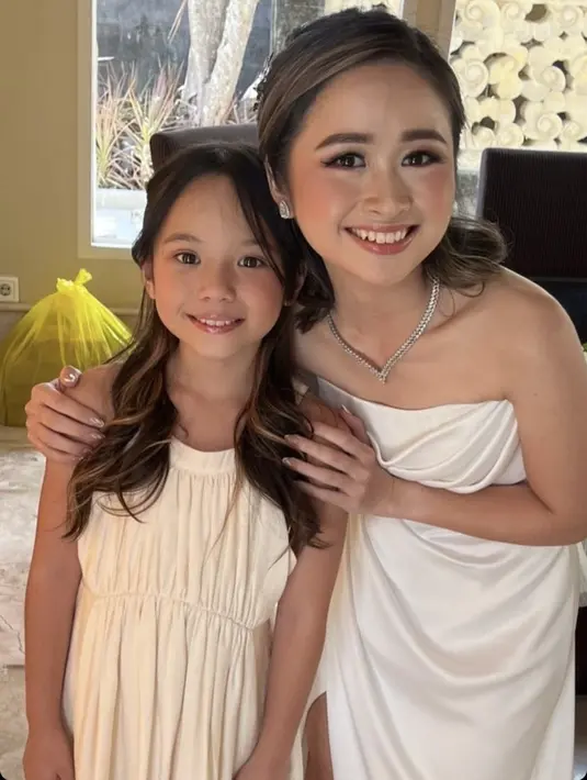 Gempita pun tampil dengan riasan wajah minimalis sesuai dengan umurnya yang baru berusia 8 tahun. Terlihat ia mengenakan lip gloss yang membuat bibirnya bercahaya. [@gritteagatha]