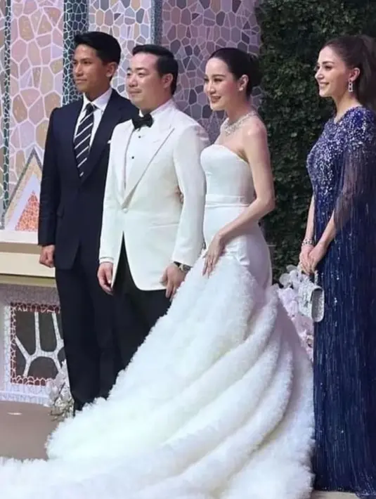 Anisha Rosnah tampil anggun menggunakan gaun rancangan @jennypackham seharga US$5,664 atau sekitar Rp89 jutaan menurut @royalfashionpolice . gaun tulle panjang warna navy tersebut memiliki aksen beads yang mewah ditambah dengan cape.  [@ai_top]