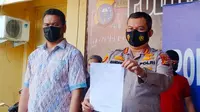 Kapolresta Pekanbaru Komisaris Besar Nandang Mu'min Wijaya memperlihatkan barang bukti surat bebas Covid-19 palsu. (Liputan6.com/M Syukur)