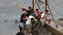 Imigran  berkumpul di sepanjang pagar di lokasi bentrokan dekat Fnideq, di perbatasan Maroko-Spanyol, Jumat, 31 Juli 2026. (AFP/  Abdel Majid Bziouat)