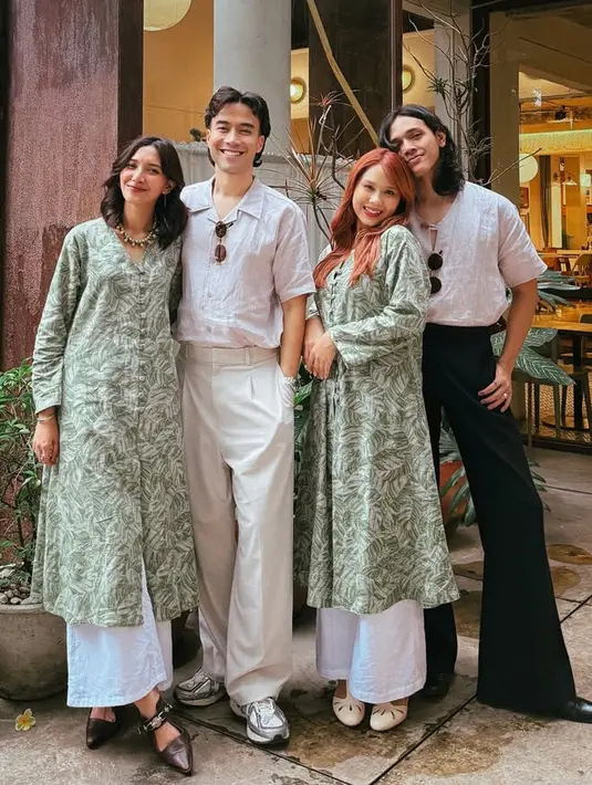 Sheila Dara dan Vidi Aldiano mudik ke Bandung. Sheila tampak kompak dengan calon iparnya mengenakan tunik hijau bermotif dipadukan celana panjang putih. [@sheiladaisha]