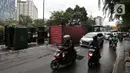 Petugas melakukan evakuasi Kontainer yang terguling di Jalan S Parman, Jakarta Barat, Senin (4/5/2020). Tidak ada korban jiwa dalam kecelakaan tersebut, namun kecelakaan tersebut membuat lalin dijalan itu terimbas kemacetan yang cukup panjang. (Liputan6.com/Johan Tallo)