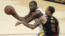 Pebasket Golden State Warriors, Kevin Durant, berusaha melewati pebasket Cleveland Cavaliers, George Hill, pada Gim 3 Final NBA di Quicken Loans Arena, Rabu (6/6/2018).  Kevin Durant terpilih sebagai pemain terbaik Final NBA 2018. (AP/Carlos Osorio)