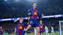 Pemain Barcelona, Marc Bernal, melakukan selebrasi setelah mencetak gol ke gawang Newcastle United pada pertandingan leg kedua babak 16 besar Liga Champions di stadion Camp Nou di Barcelona (19/3/2026). (AP Photo/Joan Monfort)