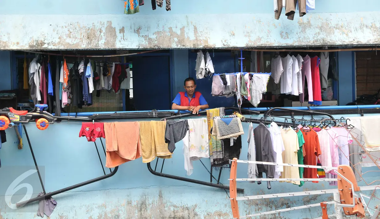 Penampakan Rusun Karang Anyar yang penuh dengan pakaian di Sawah Besar, Jakarta, Rabu (16/9/2015). Pemprov DKI berencana merevitalisasi Rusunawa Karang Anyar. (Liputan6.com/Gempur M Surya) 