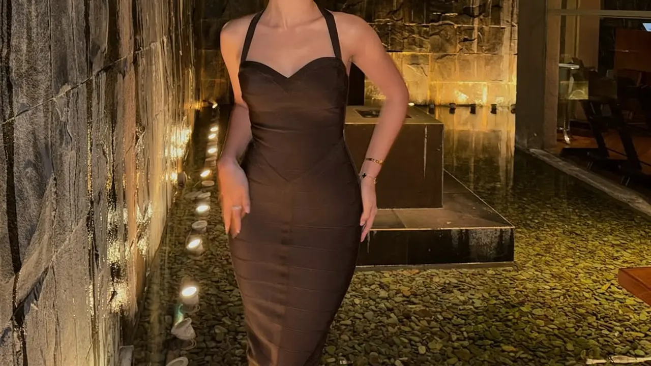 Pesona Sandrinna Michelle Dibalut Halter Slim Fit Dress, Rayakan Anniversary ke-3 dengan Junior Roberts