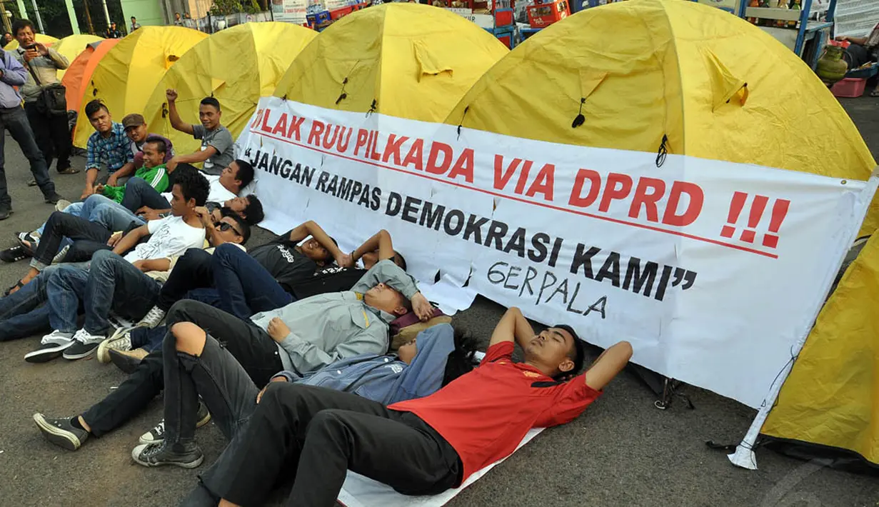 Puluhan massa berunjuk rasa sambil mendirikan beberapa tenda di depan gedung DPR RI, Jakarta, (23/9/14). (Liputan6.com/Miftahul Hayat)