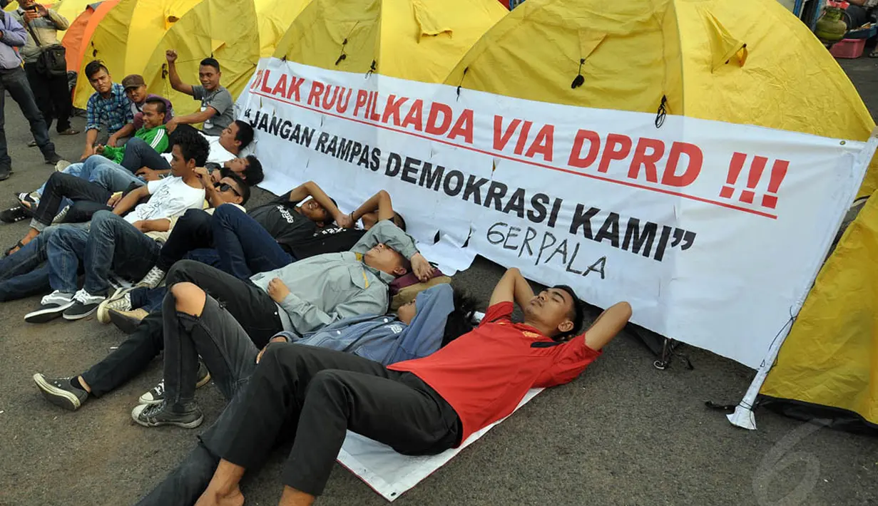 Puluhan massa berunjuk rasa sambil mendirikan beberapa tenda di depan gedung DPR RI, Jakarta, (23/9/14). (Liputan6.com/Miftahul Hayat)