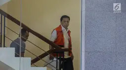 Terdakwa kasus korupsi proyek e-KTP Setya Novanto saat tiba di Gedung KPK, Jakarta, Kamis (4/1). Setnov hanya diam sembari tersenyum ketika ditanya soal eksepsinya yang ditolak hakim. (Liputan6.com/Faizal Fanani)