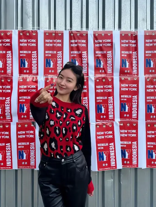 Sedang berada di New York, Amerika Serikat, Natasha Wilona mengenakan atasan sweater warna merah dipadukan celana panjang kulit saat mencoblos menyuarakan suaranya. [@natashawilona12]