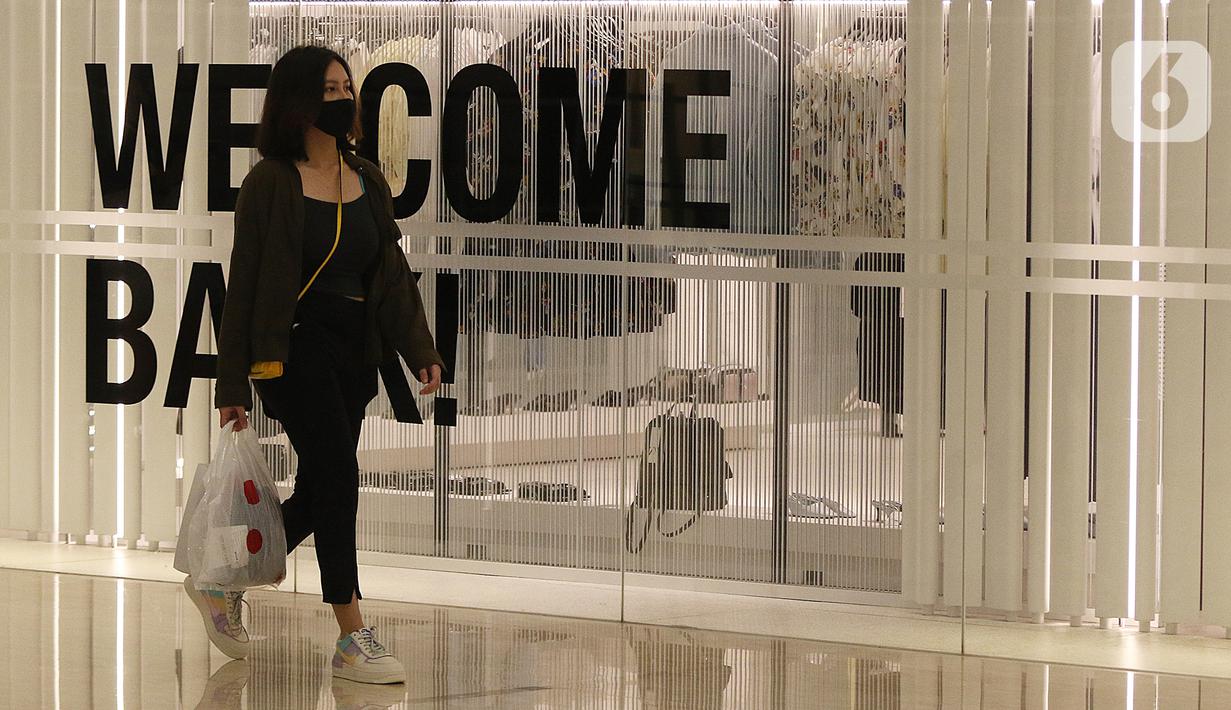 Pengunjung dengan mengenakan masker berkeliling Mall Senayan City, Jakarta, Senin (15/6/2020). Pusat perbelanjaan atau mal di Jakarta kembali dibuka pada Senin (15/6) di masa PSBB transisi dengan jumlah pengunjung masih dibatasi hanya 50 persen dari kapasitas normal. (Liputan6.com/Herman Zakharia)