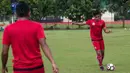 Gelandang Persija Jakarta, Fitra Ridwan, bersiap melepas umpan saat latihan di Lapangan Sutasoma, Jakarta, Rabu (31/1/2018). Latihan ini merupakan persiapan jelang babak delapan besar Piala Presiden. (Bola.com/Asprilla Dwi Adha)