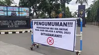 Pengumuman pembatalan pengobatan Ida Dayak di depan Markas Kostrad, Cilodong, Kota Depok. (Liputan6.com/Dicky Agung Prihanto)