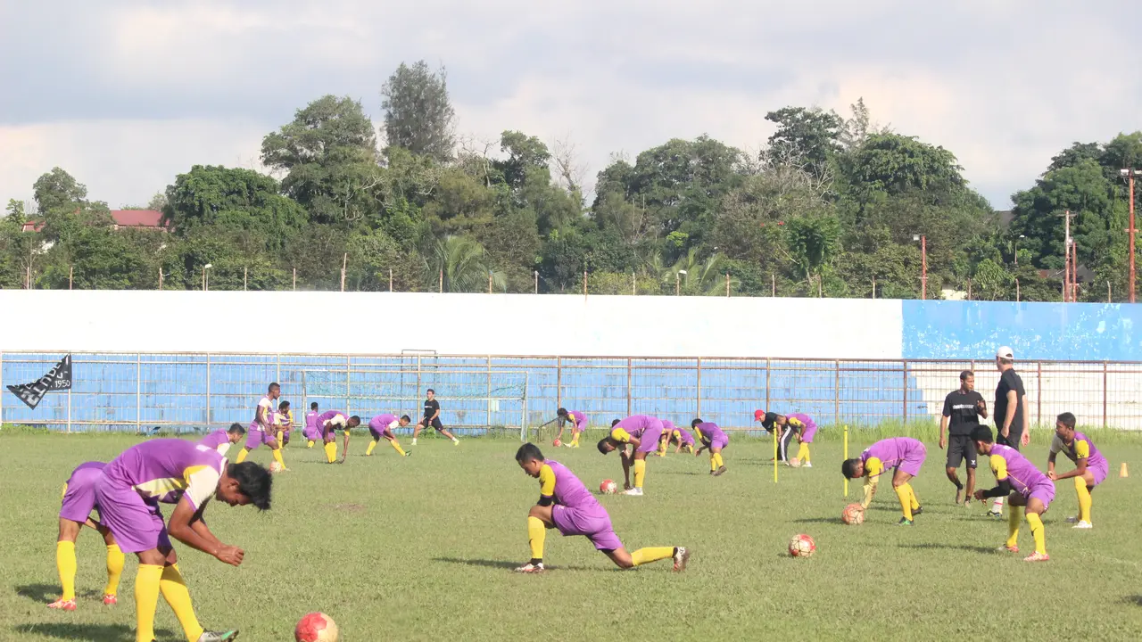 Pemain Persiba Balikpapan berlatih jelang laga melawan Semen Padang dalam lanjutan Liga 1. 