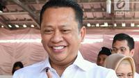 Ekspresi Ketua DPR RI Bambang Soesatyo usai menggunakan hak pilihnya di Tempat Pemungutan Suara (TPS) 15, Kelurahan Purbalingga Lor, Kecamatan Purbalingga, Kabupaten Purbalingga, Jawa Tengah, Rabu (17/4). (Liputan6.com/Pool/Humas DPR)