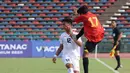 <p>Pemain Timnas Indonesia U-22,&nbsp;Pratama Arhan (kiri),&nbsp;berebut bola dengan pemain Timor Leste, Luis Figo Pereira Ribeiro pada pertandingan ketiga Grup A SEA Games 2023 yang berlangsung di Olympic Stadium, Phnom Penh, Kamboja, Minggu (7/5/2023). (Bola.com/Abdul Aziz)</p>