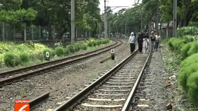Kabel listrik putus, kereta Commuter Line jurusan Tanah Abang-Rangkas Bitung terhenti di Stasiun Palmerah, Jakarta Pusat.