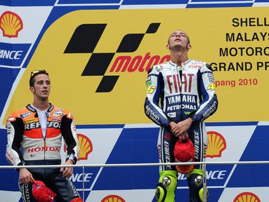 Jorge Lorenzo memastikan gelar juara dunia MotoGP 2010 setelah finis ketiga MotoGP Malaysia di Sirkuit Sepang, Malaysia, (10/10/2010). Valentino Rossi menjadi juara seri Malaysia ini. (AFP Photo/Saeed Khan)