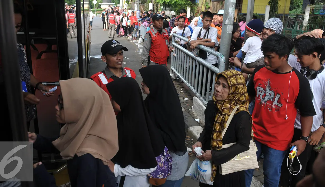 Warga menaiki Bus City Tour Jakarta di Jakarta, Sabtu (9/7). Masyarakat Jakarta memanfaatkan libur Lebaran dengan menumpang bus gratis untuk mengunjungi ikon Ibu kota seperti Sekolah Santa Maria, Pasar Baru, Gereja Kathedral. (Liputan6.com/Johan Tallo)