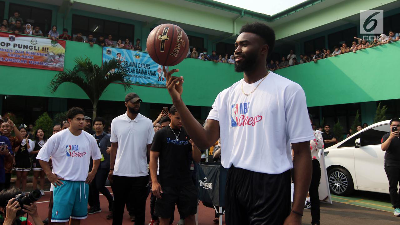 Aksi Pemain NBA Jaylen Brown Bermain Basket Bersama Anak-Anak
