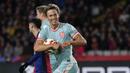 Pemain Atletico Madrid, Marcos Llorente melakukan selebrasi setelah mecnetak gol ke gawang Barcelona dalam laga leg 1 semifinal Copa del Rey 2024/2025 di Estadi Olimpic Lluis Companys, Barcelona, Rabu (26/02/2025) dini hari WIB. (AFP/Lluis Gene)
