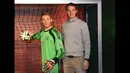 Kiper timnas Jerman dan Bayern Munich, Manuel Neuer, berpose bersama patung lilin dirinya di Museum Madame Tussauds, Berlin, Jerman, Senin (26/1). (AFP PHOTO/Tobias SCHWARZ)