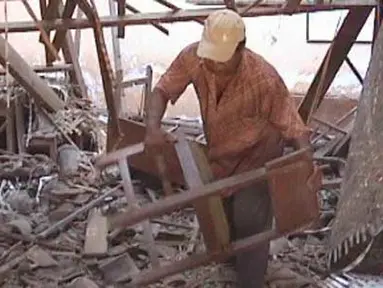 Citizen6, Jember: Seorang tukang sedang mengambil barang yang masih bisa digunakan. (Pengirim: Sapto Raharjanto)