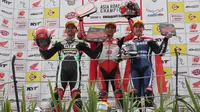 Andi Gilang (Tengah) berhasil menyabet double podium tertinggi ARRC kelas Supersport600 yang digelar pada Sabtu-Minggu (13-14/10) di Sentul International Circuit. (Foto: AHM)