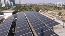 Pekerja melakukan pengecekan panel surya di atas gedung di kawasan Jakarta, Senin (31/8/2020). Pemerintah tengah menyiapkan peraturan presiden terkait energi baru terbarukan dan konservasi energi agar target 23 persen bauran energi di Indonesia bisa tercapai pada 2045. (Liputan6.com/Angga Yuniar)