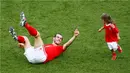 Pemain Wales, Gareth Bale, bercengkerama dengan putrinya setelah menang melawan Irlandia Utara pada laga 16 besar Piala Eropa 2016 di Parc des Princes, Paris, Sabtu (25/6/2016) malam WIB. (Reuters/Christian Hartmann)