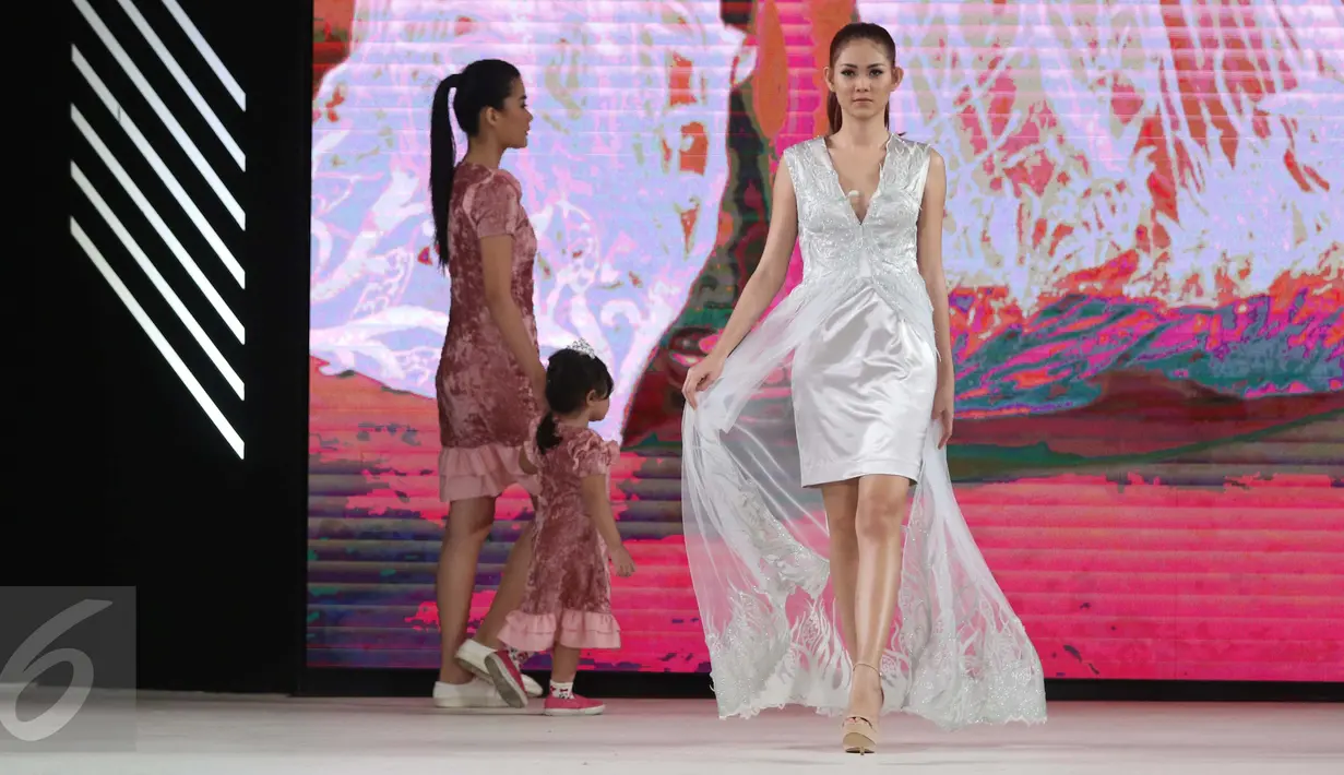 Model berjalan dipanggung mengenakan busana rancangan  LasSalle College dalam pagelaran Senayan City Fashion Nation ke-11, Jakarta, Selasa (11/4). Peragaan busana ini melibatkan banyak desainer muda. (Liputan6.com/Gempur M. Surya)