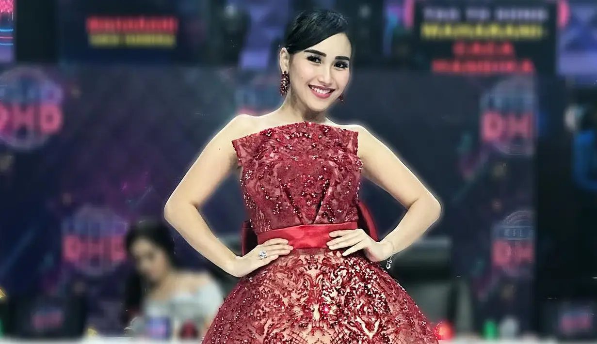 Selain dunia tarik suara, Ayu Ting Ting kini melebarkan sayapnya ke dunia akting. Suasana Idul Fitri tak menyurutkan semangat pedangdut ini untuk bergerilya mempromosikan film Dimsum Martabak. (Foto: instagram.com/ayutingting92)