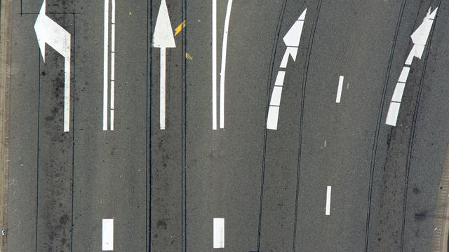 Ilustrasi jalan raya, marka jalan, contraflow