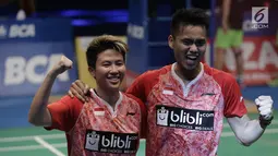 Ganda Campuran Indonesia, Tontowi Ahmad/Liliyana Natsir bersorak usai mengalahkan Ganda Campuran asal China Zheng Siwei/Chen Qingchen 22-20 21-15 dalam final BCA Indonesia Open 2017 di Jakarta, Minggu (18/6). (Liputan6.com/Faizal Fanani)