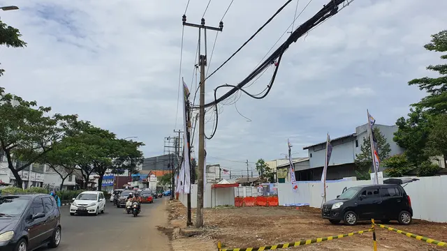 Salah satu kabel yang terlihat semrawut di Jalan Raya Citayam, Kecamatan Pancoran Mas, Kota Depok. (Liputan6.com/Dicky Agung Prihanto)