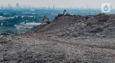 Foto udara sampah yang menggunung di kawasan Tempat Pembuangan Sampah Terpadu (TPST) Bantar Gebang, Bekasi, Jawa Barat, Kamis (2/5/2024). (merdeka.com/Arie Basuki)