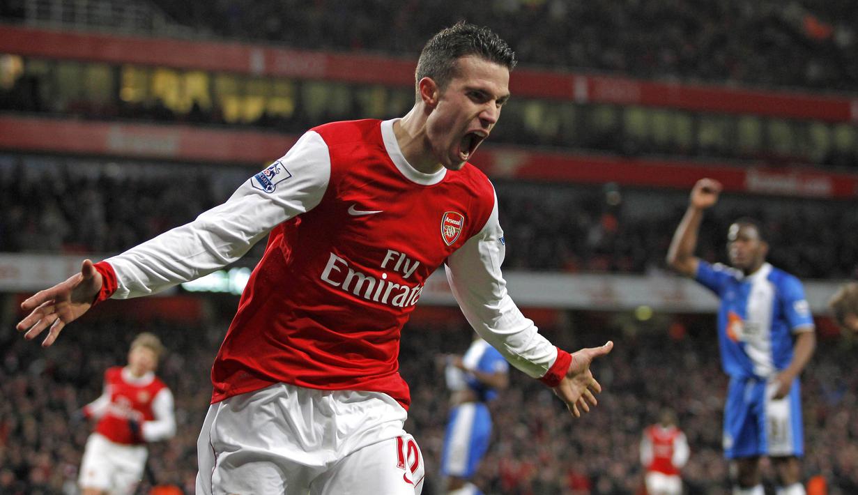 3. Robin Van Persie (Belanda) - Mentas bersama Arsenal dan Manchester United dirinya membukukan 144 gol dari 280 pertandingan. (Photo by IAN KINGTON / AFP)