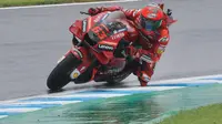Pecco Bagnaia mengaspal di trek basah MotoGP Jepang. (Toshifumi KITAMURA / AFP)