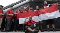 Suporter Timnas Indonesia berkumpul saat berada di Stadion Nasional, Singapura, Jumat (9/11). Indonesia akan melawan Singapura pada laga Piala AFF 2018. (Bola.com/M. Iqbal Ichsan)