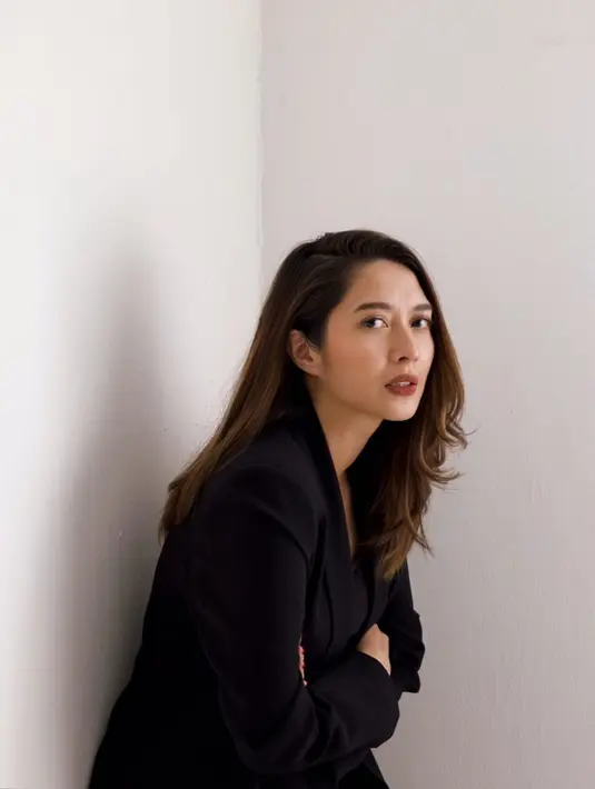Terlepas dari kabar yang beredar, sosok Marchella FP sudah tak asing lagi di telinga masyarakat Indonesia. Usai buku NKCTHI laris di pasaran dan dijadikan film, namanya makin bersinar dan jadi salah satu penulis favorit. (FOTO: instagram.com/marchellafp)