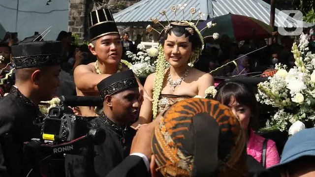 6 Beda Penampilan Selvi Ananda, Kahiyang Ayu dan Erina Gudono Naik Kereta Kencana Saat Menikah