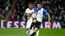 Pemain depan Deportivo Alaves Joselu (kanan) berebut bola dengan bek Real Madrid David Alaba pada pekan ke-25 La Liga Spanyol di Santiago Bernabeu, Minggu (20/2/2022) dinihari WIB. Real Madrid menang meyakinkan dengan skor 3-0. (OSCAR DEL POZO / AFP)