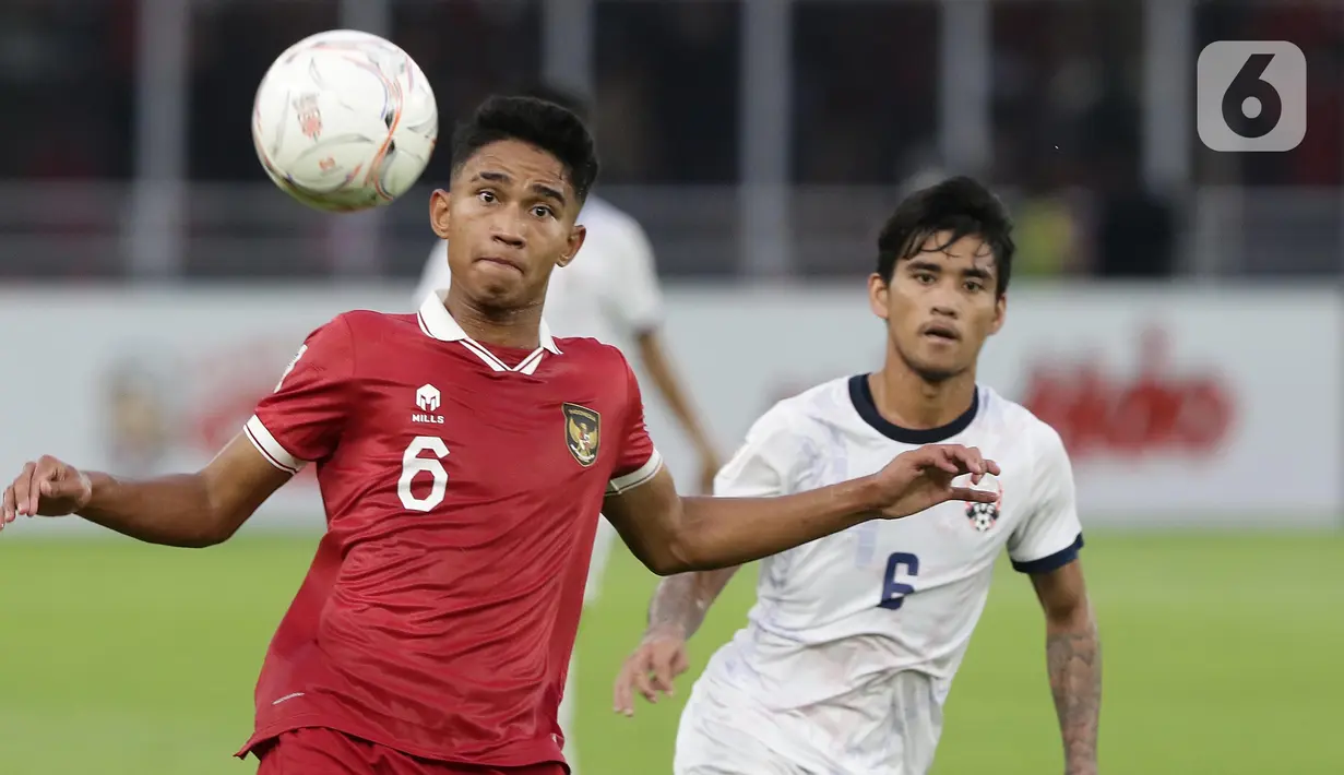 Pemain tengah timnas Indonesia, Marselino Ferdinan (kiri) berebut bola dengan In Sodavid (Kamboja) pada kualifikasi Grup A Piala AFF 2022 di Stadion Utama Gelora Bung Karno, Jakarta, Jumat (23/12/2022). Indonesia unggul 2-1 atas Kamboja. (Liputan6.com/Helmi Fithriansyah)